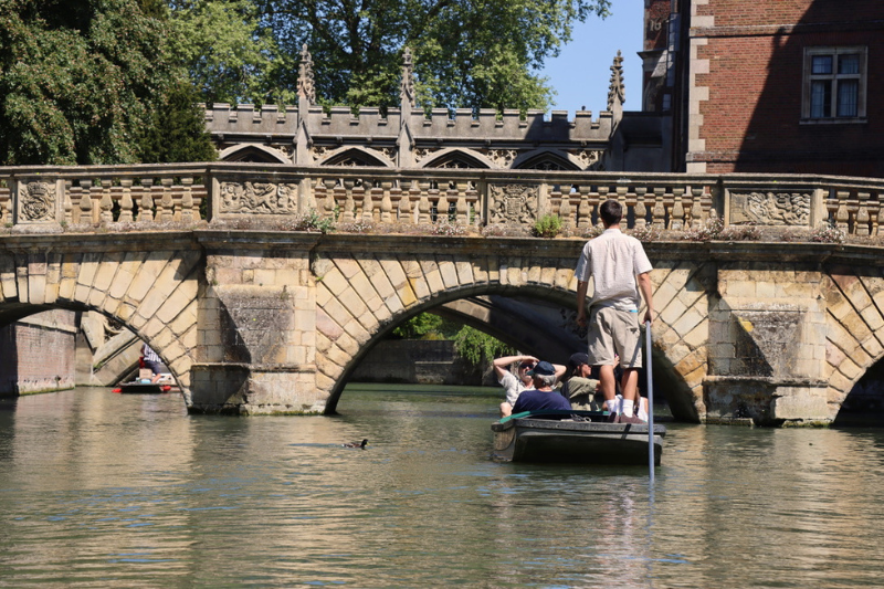 Punting Boat under Kitchen Bridage River Cam